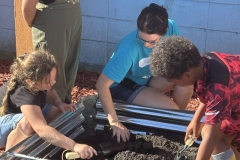 011_Teamwork-filling-beds